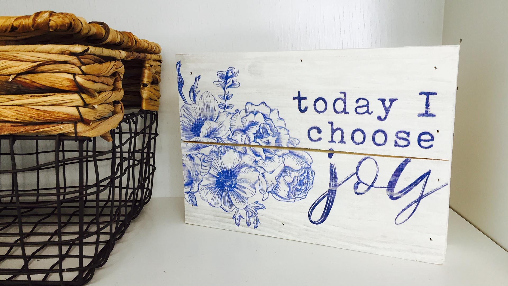 wooden painted sign reading "Today I Choose Joy"